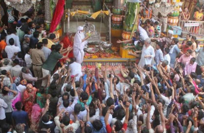Nandotsav live कान्हा के जन्म के बाद गोकुल में नंदोत्सव हुआ शुरू, कृष्ण भक्ति में डूबे श्रद्धालु