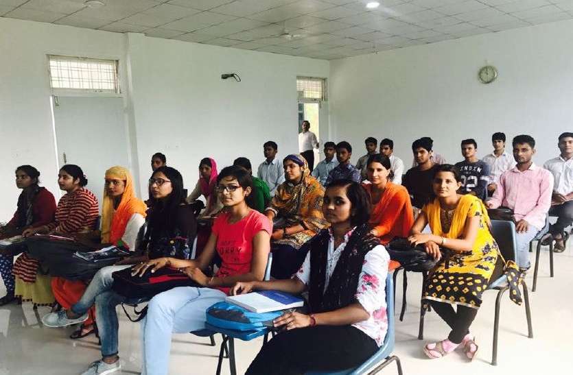 Alwar Youth taking interest in Competition classes अलवर के प्रतियोगी परिक्षाओं के प्रति बढ़ रहा युवाओं का रुझान, कोचिंग संचालकों की हुई चांदी