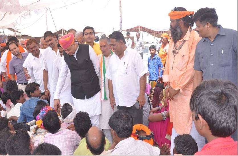 ex cm visist भण्डारे में पहुंचे गहलोत, की जातरुओं की सेवा