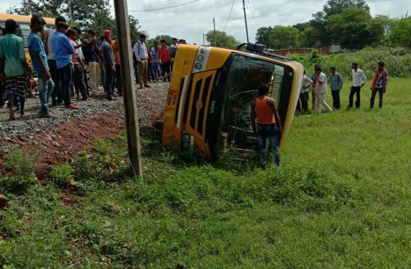 accident 30 स्कूली बच्चों को लेकर जा रही बस पलटी , 12 से अधिक मासूम हुए घायल