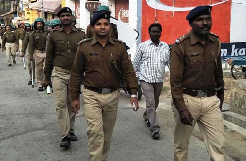 police बड़ी खबर : फ्लैग मार्च निकाल पुलिस ने दिखाई ताकत,हर आने-जाने वाले पर नजर,शहर में भारी अलर्ट