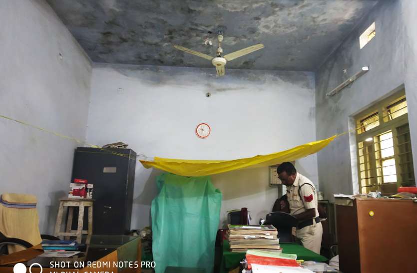 Chirimiri police station CG में एक थाना ऐसा भी जहां तिरपाल के नीचे बैठकर ड्यूटी करते हैं पुलिस ऑफिसर्स