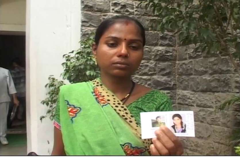 First wife demands justice for children पुलिसकर्मी ने कर ली दूसरी शादी, पत्नी को पता चला तो बोला तू तो काली है...
