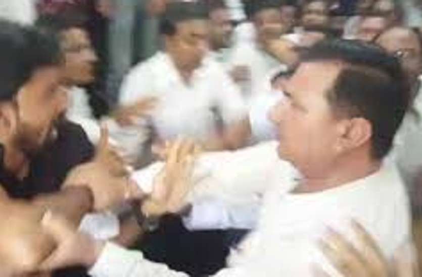 two groups fight in prize giving program,five people injured प्रतिभा सम्मान समारोह बना अखाड़ा, इतनी सी बात पर भीड़े युवक पांच से ज्यादा लोग गंभीर घायल