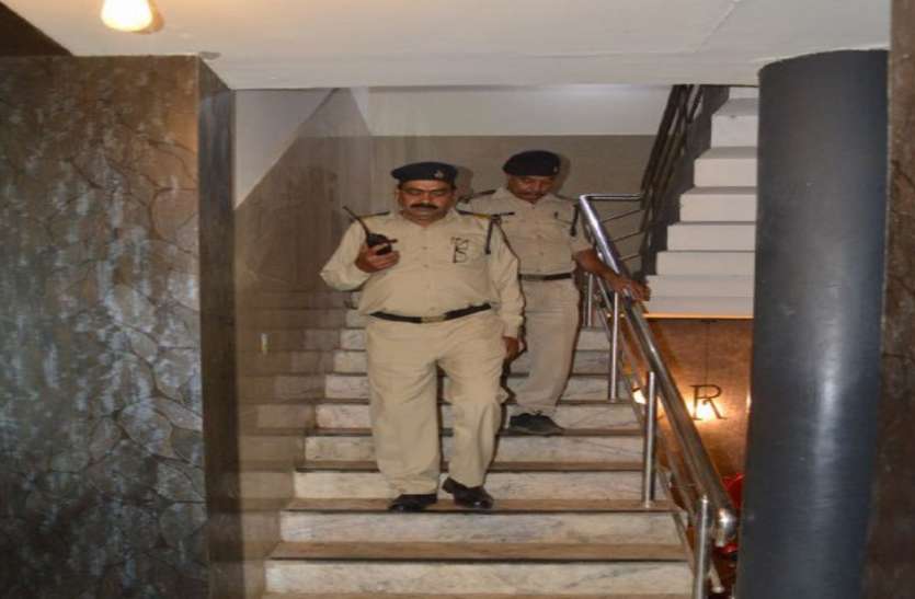 rich family crime case होटल के नाम पर चल रहा गोरखधंधा , पुलिस भी रह गई दंग, वीडियो में देखें दृश्य