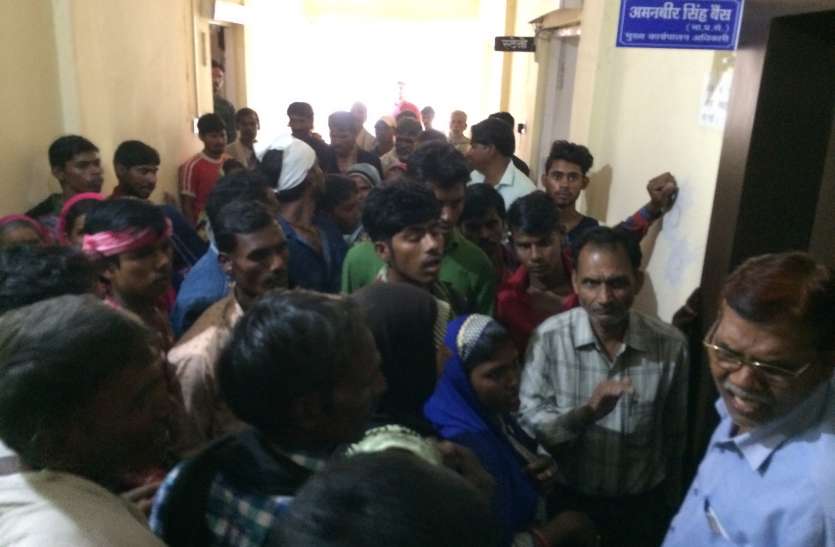 villegers गांव पहुंचने का रास्ता नहीं होने से है परेशान