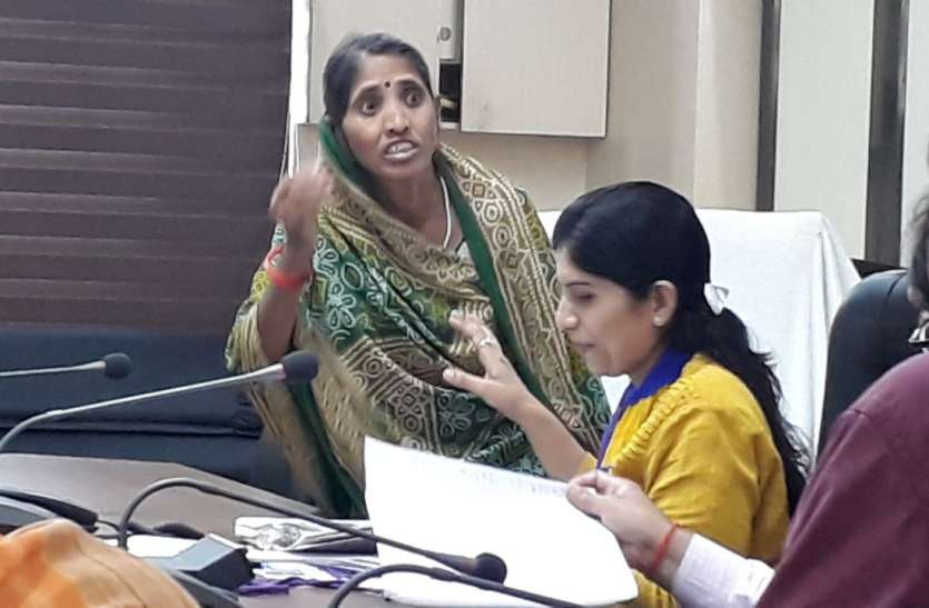 A large number of witnesses reached the Collector's office on Tuesday कलेक्टर कार्यालय की जनसुनवाई: पीडि़त महिला ने कहा, साहब ऋण पुस्तिका दिलवा दीजिए नहीं तो मिट्टी का तेल डाल कर आग लगा लूंगी