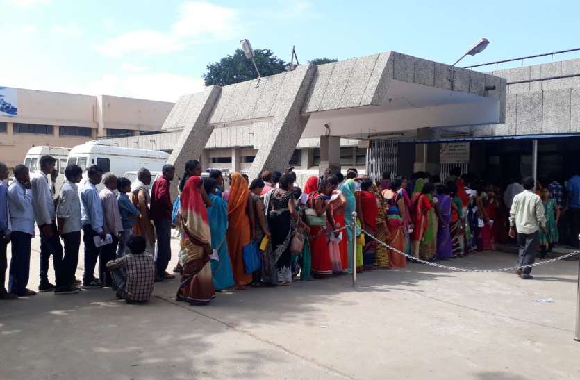 Sanjay Gandhi Hospital: Off-medicine counter at 1 pm in OPD संजय गांधी हॉस्पिटल: ओपीडी में डेढ़ बजे दवा का काउंटर बंद, दोपहर दो बजे से कैजुअल्टी के सामने मरीजों की लगी कतार