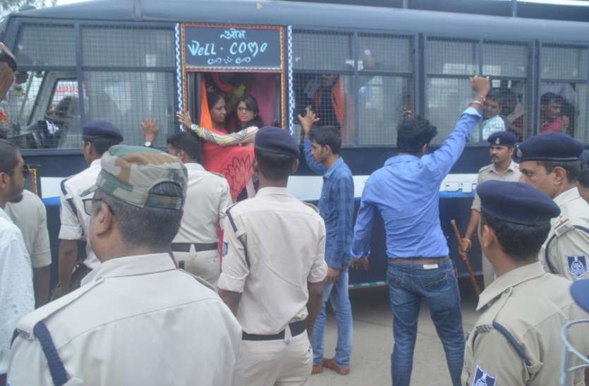Police arrested dozens of people हत्या के आरोपियों को पकडऩे लगाया जाम, दर्जन भर लोगों को पुलिस ने किया गिरफ्तार