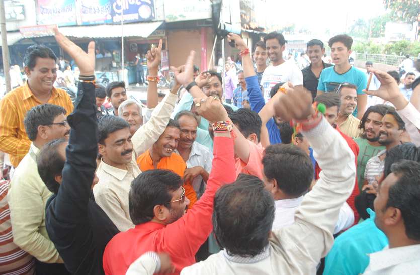 patrika भाजपा के धरने में सपाक्स ने दिखाए काले झंडे
