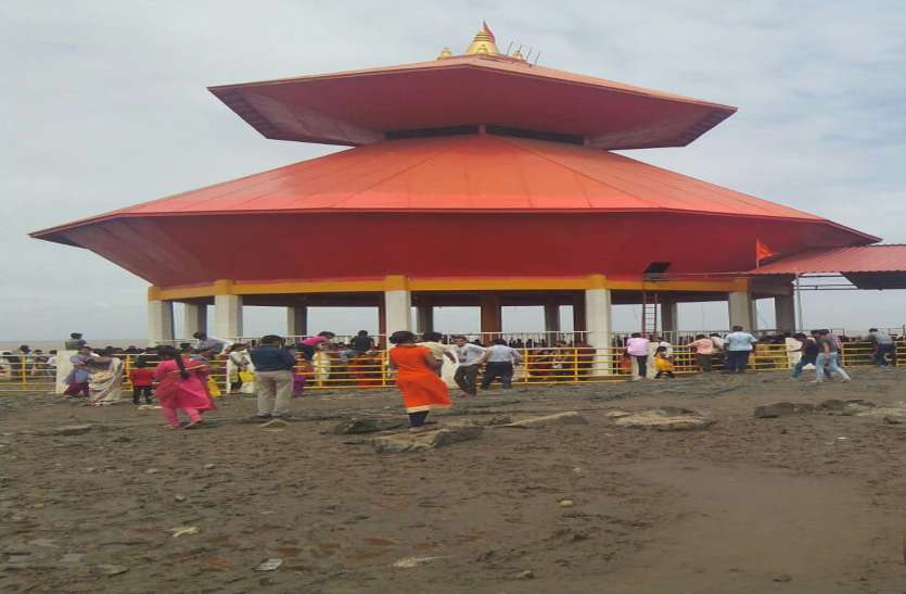 surat file photo शिव मंदिरों में लगी भक्तों की भीड़