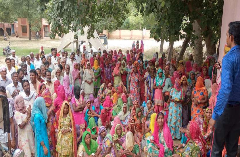 rajasthan news नरेगा मजदूरी कम आने पर भड़के मजदूरों ने मोदी और वसुंधरा सरकार के खिलाफ की नारेबाजी