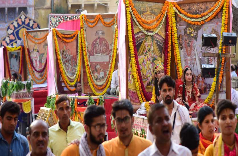 jamastmi उछाल लूटकर कृष्ण जन्म की मनाई खुशियां, भव्य लवाजमें के साथ निकली शोभायात्रा