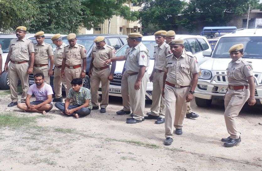 SIROHI शिक्षक के भूखंड में तस्करों का अड्डा, पुलिस दबिश में मिली शराब, 7 लग्जरी गाडिय़ां जब्त, चार जने गिरफ्तार