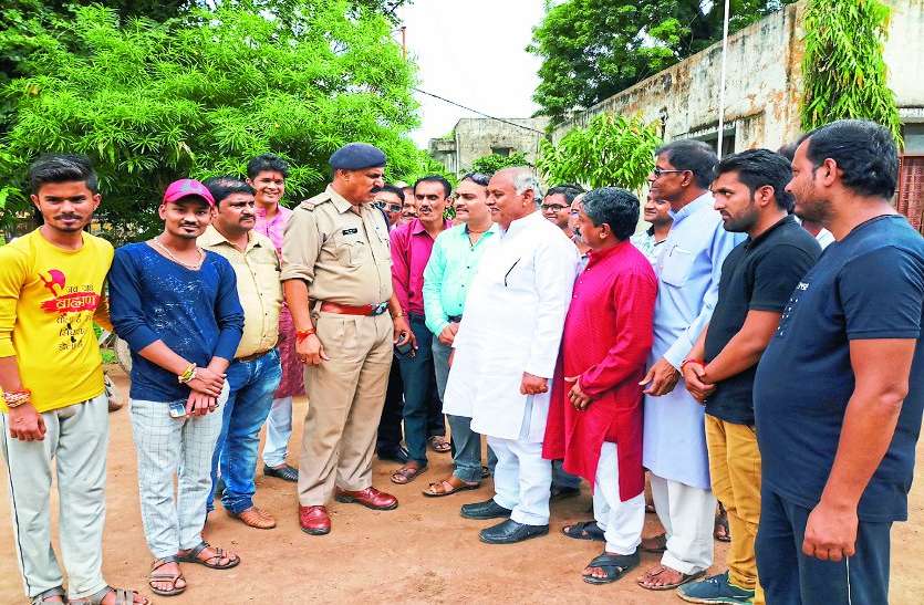 patrika व्यापारी बोले- शराब दुकान रात 12 बजे तक खुली रहे, तो आम दुकानें रात 10.30 पर क्यों हों बंद?