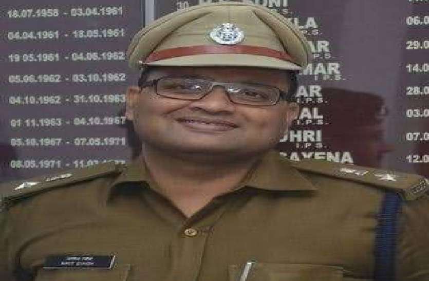 sp jabalpur amit singh सिंघम रिटर्न्स - बाइक पर किसी के भी पीछे बैठकर निकल पड़ते हैं ये एसपी, निराला है इनका अंदाज