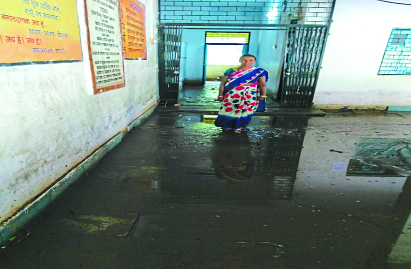 school लंबे समय से नहीं हुई स्कूल की मरम्मत, हालात बदत्तर