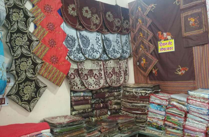 Textiles lure women and young women मेले में बनारसी साड़ी, कढ़ाई वाले सूट बने पहली पसंद