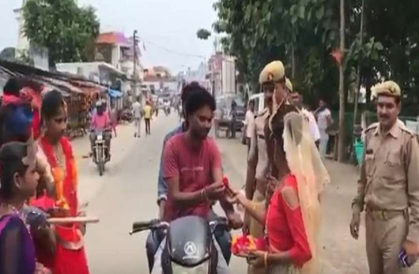 lakhimpur kheri जन्माष्टमी पर राधा-कृष्णा के अवतार में सजे बच्चों ने फूल देकर दिया ट्रैफिक नियम का पालन करने का संदेश