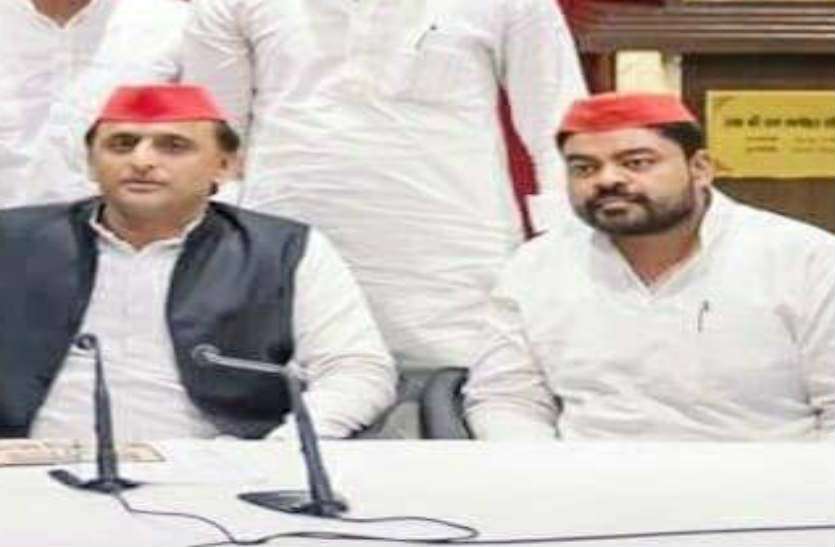 SP leader योगी सरकार में सपा नेता की थाने में सरेआम गुंडई, भद्दी-भद्दी गालियां देकर बोला अखिलेश का सिपाही हूं, बताओ किसे हटवाना है?