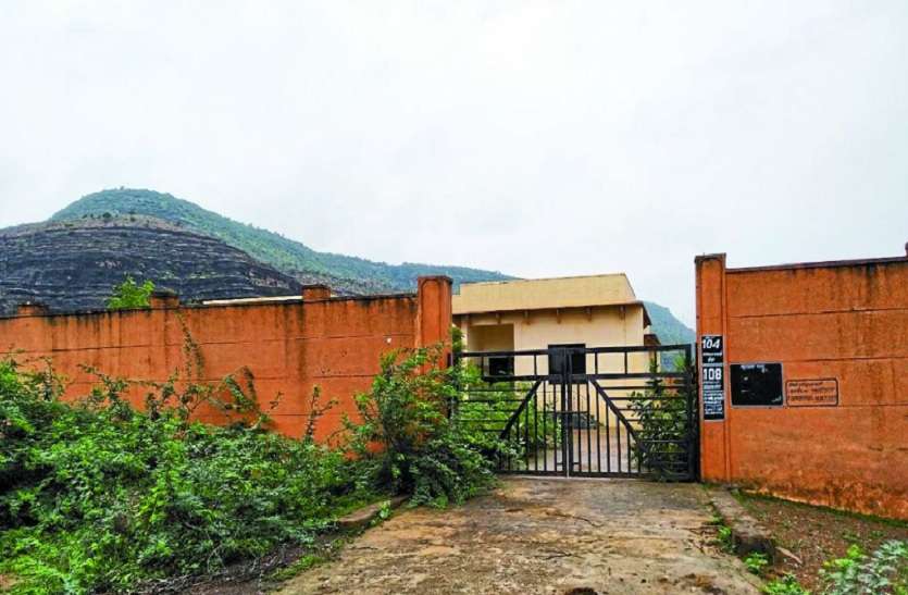 बिखरी पड़ी दवाइयां। लाखों के भवन की हो रही दुर्दशा, अनदेखी का शिकार
