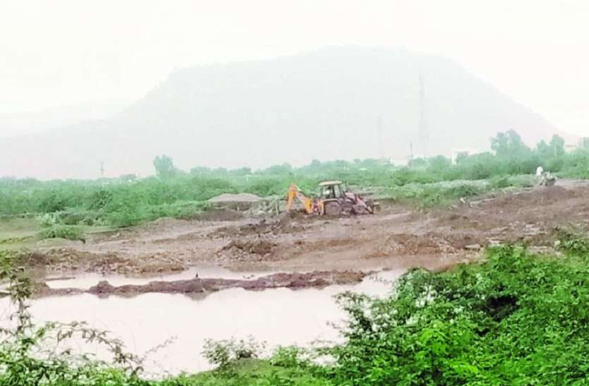 मिट्टी की खुदाई करते श्रमिक। बिना स्वीकृति के ही खोद रहे मिट्टी