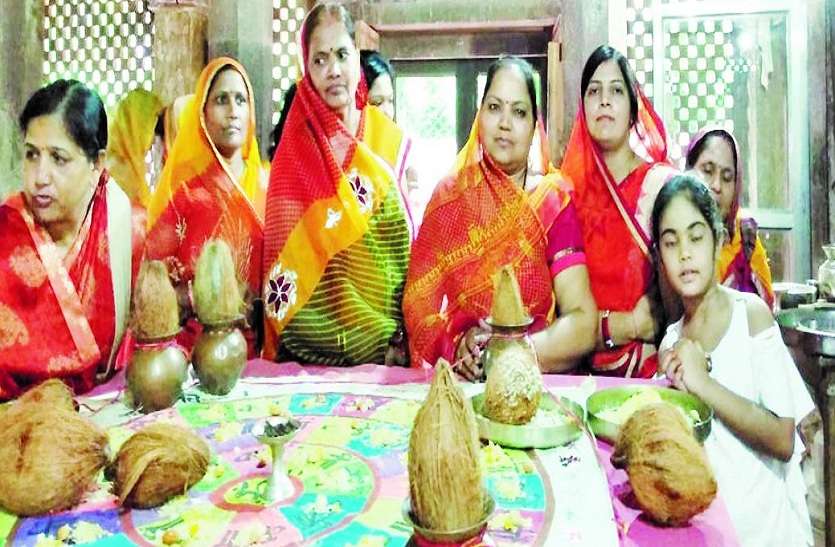पूजन करती महिलाएं। विधान मण्डल पूजन में झलकी श्रद्धा