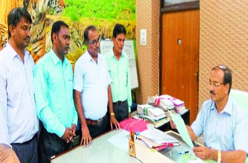 कलक्टर को ज्ञापन सौंपते शिक्षक। सार्वजनिक अवकाश घोषित कराने की मांग