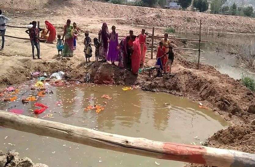 krishna janmashtmi तालाब में ही हुआ प्रतिमाओं का विसर्जन, प्रशासन ने गड्ढा खोद कर की अलग से व्यवस्था