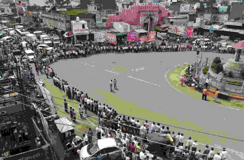 pratapgarh लिपिक ने की सोशल मीडिया पर आपत्तिजनक पोस्ट, गांधी चौराहे पर लगाया जाम