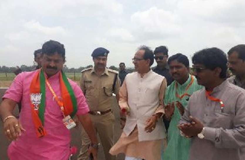 Chief Minister Shivraj Singh Chauhan, come in Khargone District Patrika live मुख्यमंत्री पहुंचे भीकनगांव, सांसद ने की अगुवानी