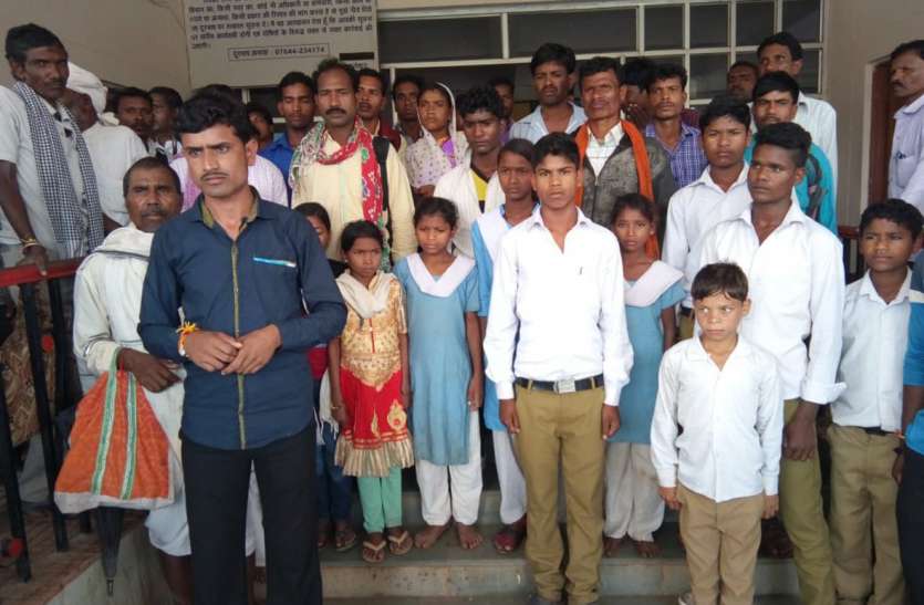 Students deprived of education in the absence of roads and bridges सडक और पुलिया के अभाव में शिक्षा से वंचित छात्र