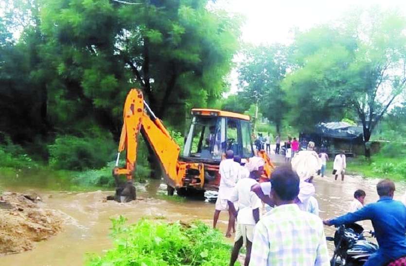 अतिक्रमण हटाती जेसीबी। मुख्य सड़क पर पानी भराव की समस्या का किया समाधान