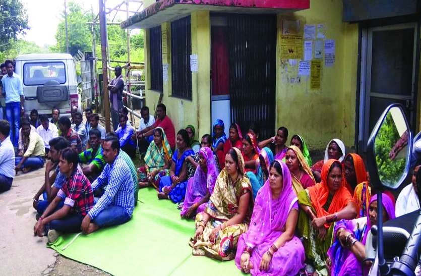 घंटो दफ्तर के सामने अधिक संख्या मेें वार्डवासी बैठे रहे। दर्री जोन की बदहाल विद्युत व्यवस्था के विरोध में वार्डवासियों ने दिया धरना, घंटों बैठे रहे दफ्तर के बाहर