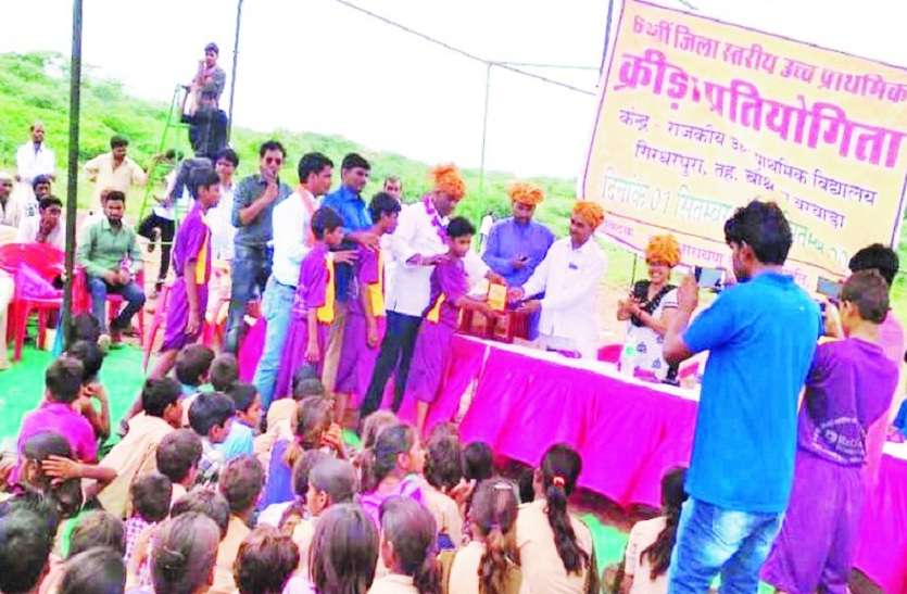 खिलाडिय़ों को पुरस्कृत करते अतिथि। कबड्डी में रवांजना चौड़ व वॉलीबाल में गिरधरपुरा ने बाजी मारी