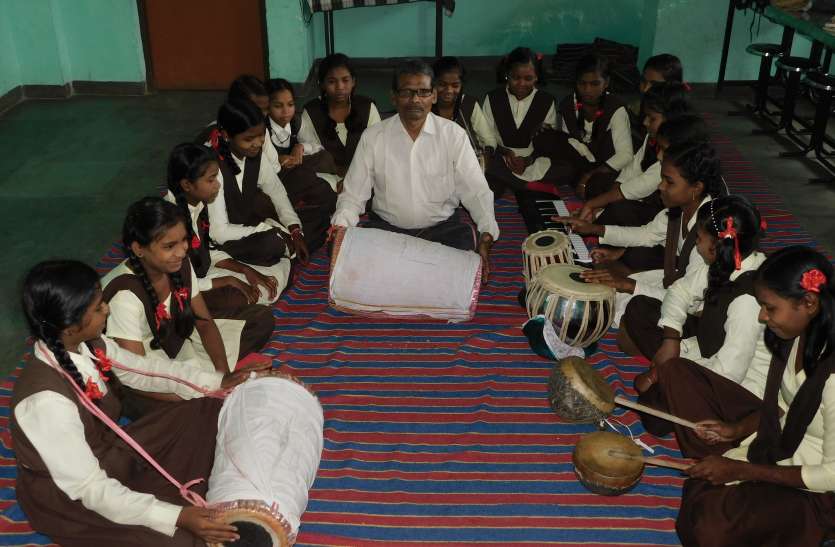 shahdol वैज्ञानिक की नौकरी छोड़ी और बन गए शिक्षक