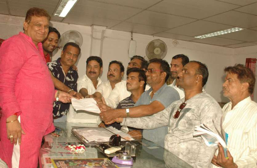 jilebhar mein band ka aahvaan, kiya janasampark जिलेभर में बंद का आह्वान, किया जनसम्पर्क