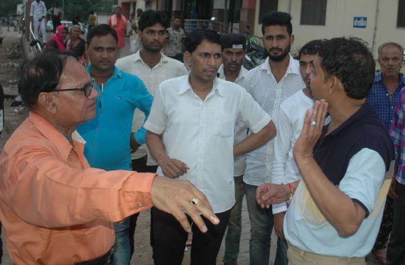gandagee hataane ke maamale mein kaangres shahar adhyaksh va peeemo ul गंदगी हटाने के मामले में कांगे्रस शहर अध्यक्ष व पीएमओ उलझे