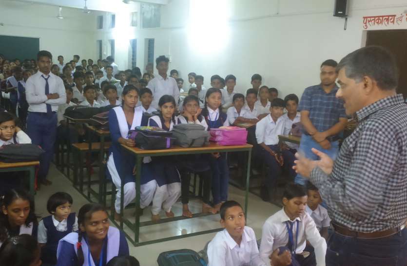 Lessons of humanity teaching children to educate society समाज को शिक्षित करने बच्चों को पढ़ा रहे मानवीयता का पाठ
