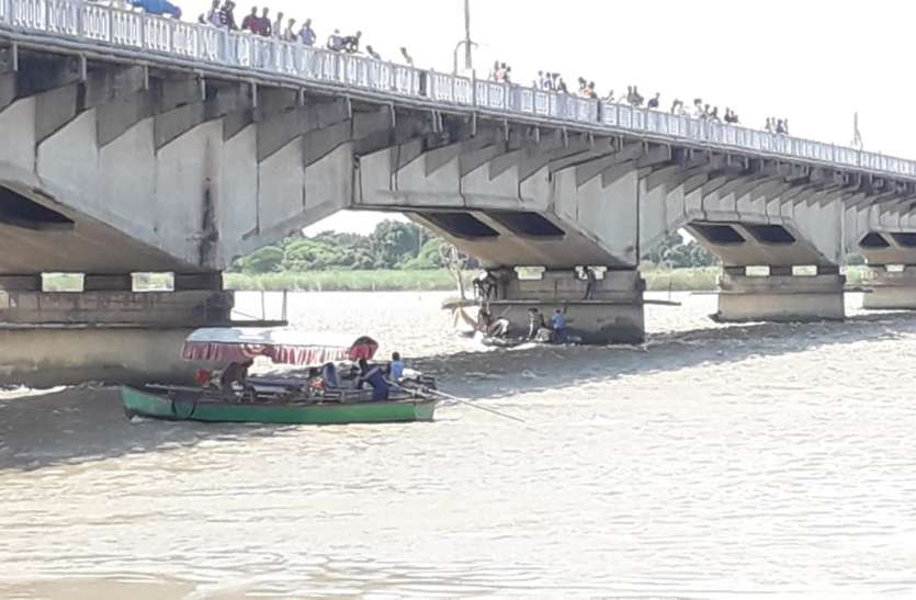 9 tourists drown in Boat accident in Saryu river in Ayodhya Exclusive Video : अयोध्या में दर्दनाक हादसा सरयू नदी में नाव पलटी 9 पर्यटक डूबे