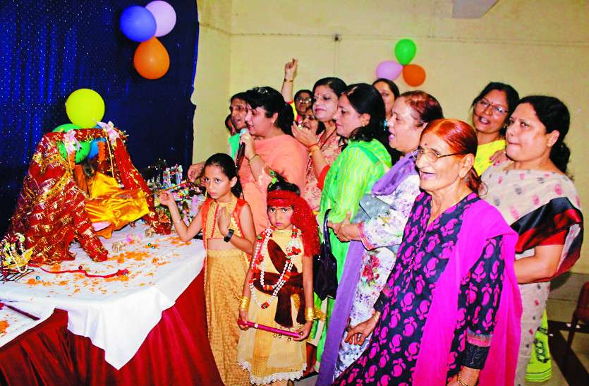 krishana jamastmi मेरे बांके बिहारी नंद के लाल, मेरे गिरधर गोपाल...जैसे भजन गाकर मनाया नंदोत्सव