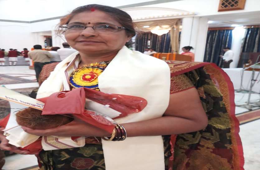 BHILAI शिक्षा के क्षेत्र में किया बेहतर काम, विस अध्यक्ष ने राजभवन में किया सम्मान