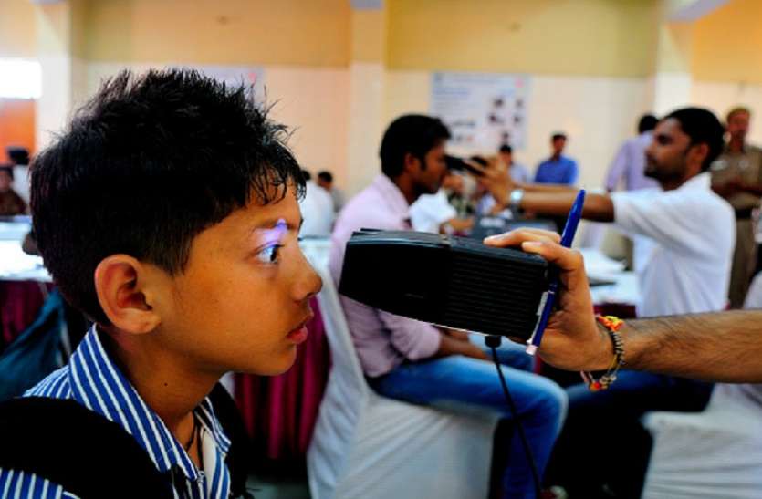 aadhar आधार कार्ड के बगैर भी बच्चों के एडमिशन से इनकार नहीं कर सकते स्कूल: UIDAI