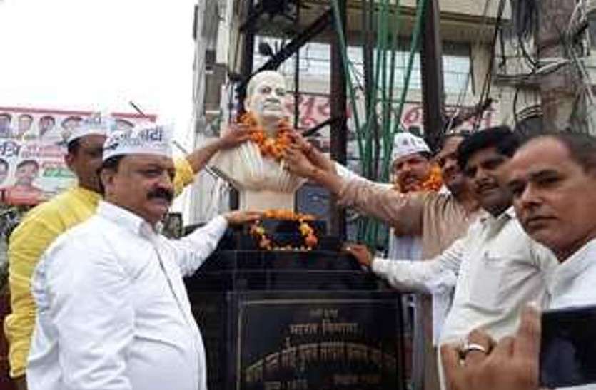 meerut अाप नेता ने कहा- केंद्र आैर प्रदेश सरकार इनके हाथों बनी हुर्इ है खिलौना