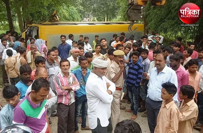 banswara Video : बांसवाड़ा : स्टेयरिंग टूटकर चालक के हाथ में आया, पेड़ से टकराकर स्कूल बस पलटी, 15 बच्चे घायल