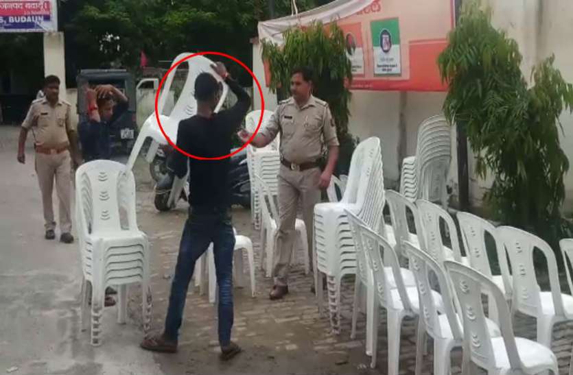 Accused पुलिस की सरपस्ती में आरोपी थाने में करता दिखा काम, देखें वीडियो