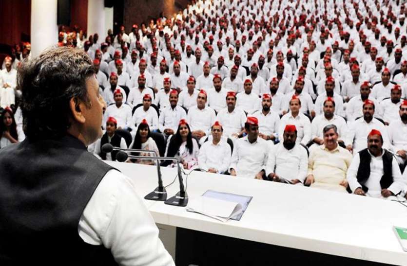 Akhilesh Meeting सीएम योगी के 'पिछले जन्म का फल' वाले बयान पर अखिलेश का करारा जवाब, मुलायम की ब्रिगेड को दिए ये बड़े निर्देश