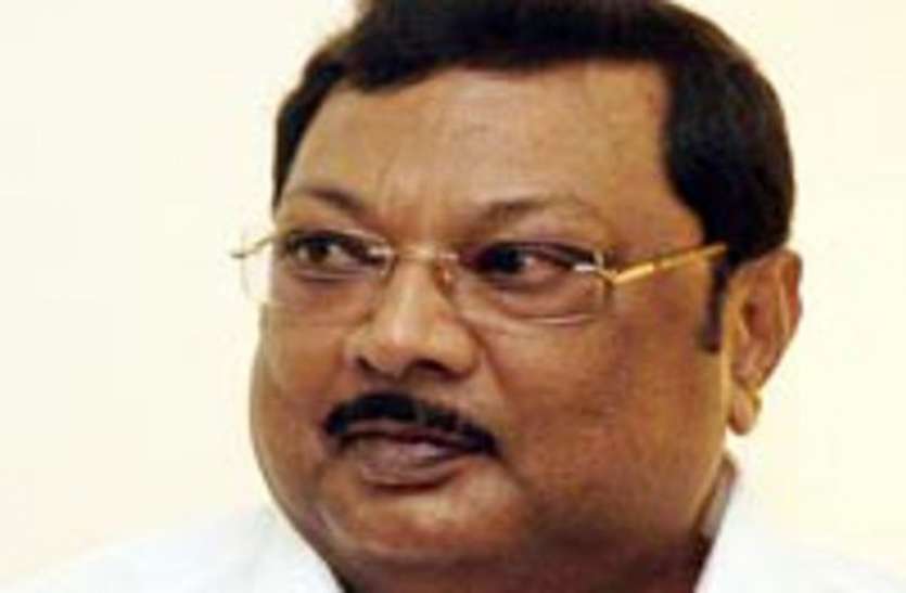 party,suspension,rally,worker, एयरपोर्ट पर एमके अझगिरि का स्वागत करने वाला कार्यकर्ता निलंबित