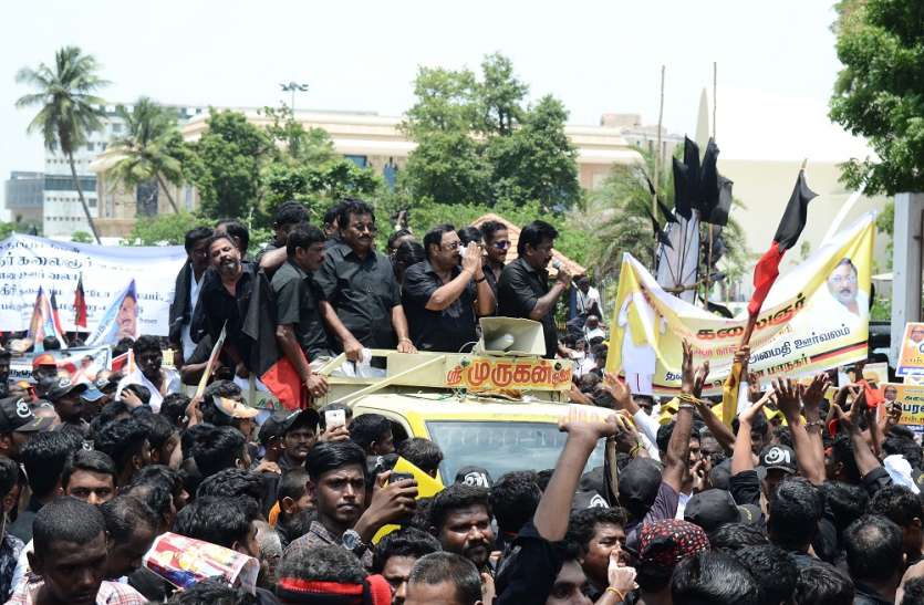 Azhagiri shows power demonstration in chennai डीएमके में विरासत की जंग, अझगिरी का महानगर में शक्ति प्रदर्शन