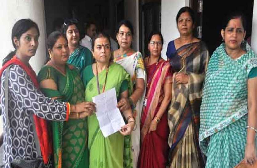 Gyapan नारी शक्तियों ने डीएम को सौंपा ज्ञापन, कार्यवाही की मांग